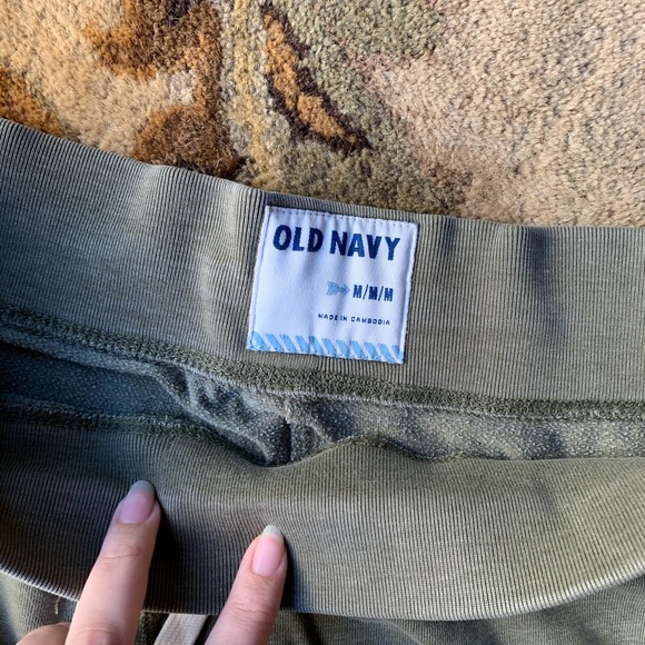Men’s Old Navy Green Athletic Shorts - Picture 2 of 3
